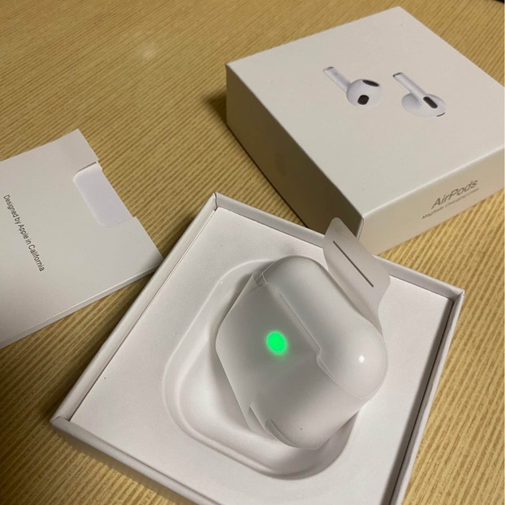 Apple AirPods with Wireless Charging Case